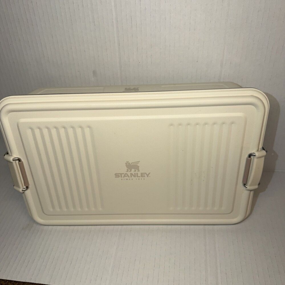 STANLEY Classic Legendary Useful Box make up tools 4.2 QT cream lunch craft NWOT